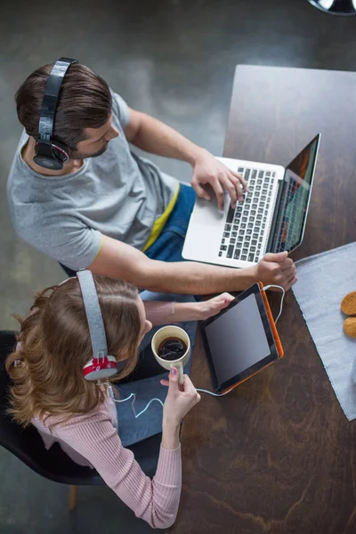 Couple using devices — Stock Photo, Image