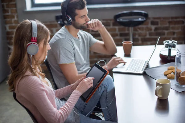 Couple using devices — Stock Photo, Image