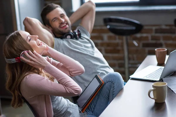 Couple using devices — Stock Photo, Image