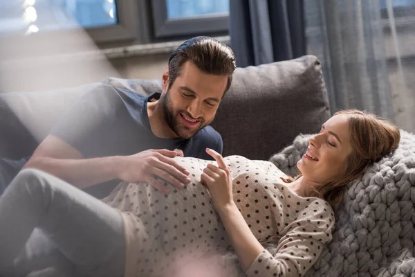 Man en zwangere vrouw — Stockfoto