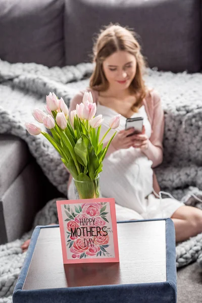 Μητέρες ημέρα ευχετήρια κάρτα και λουλούδια — Φωτογραφία Αρχείου