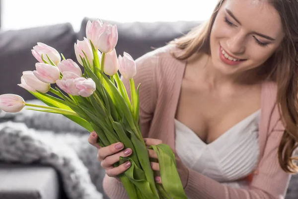 Kvinna med färska blommor — Gratis stockfoto