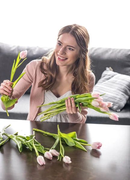 Vrouw met verse bloemen — Gratis stockfoto