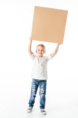Karton kutulu çocuk.