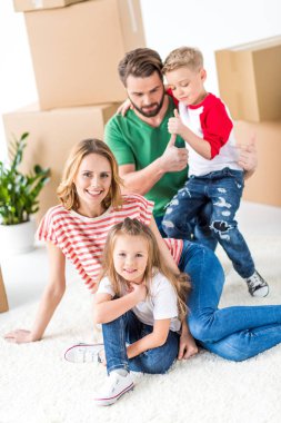 Aile yeni eve taşınıyor.