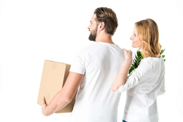 Casal segurando caixa e planta — Fotografia de Stock