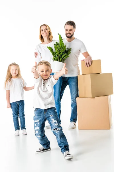 Familie verhuist naar nieuw huis — Stockfoto