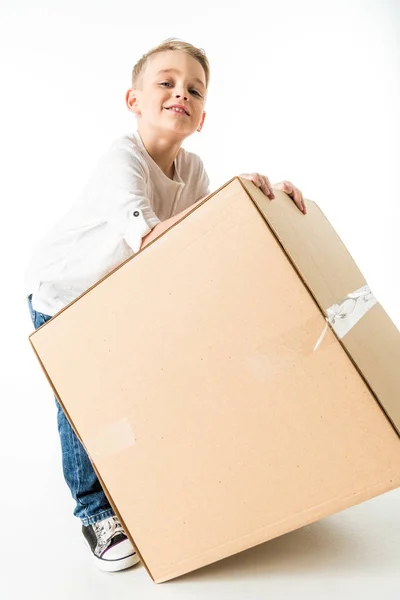 Мальчик с картонной коробкой — стоковое фото