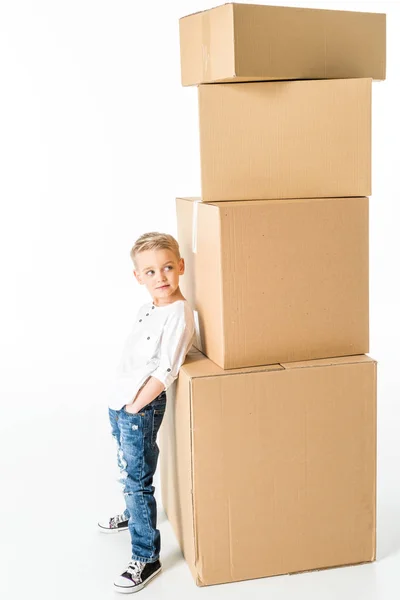 Garçon avec des boîtes en carton — Photo