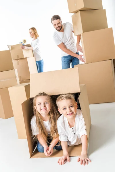 Enfants dans une boîte en carton — Photo