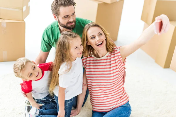 Familjen att göra selfie — Stockfoto