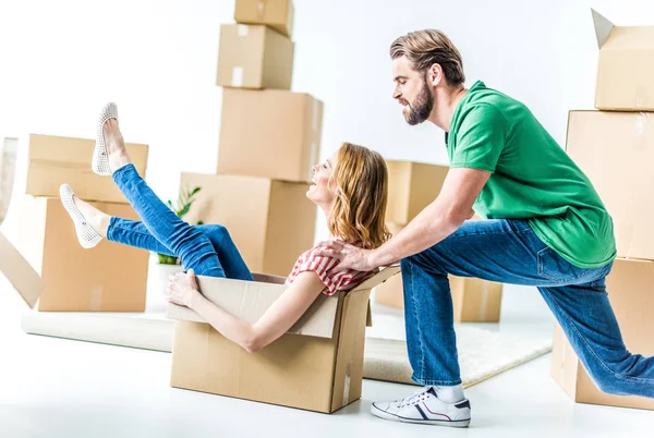 Pareja jugando alrededor — Foto de Stock