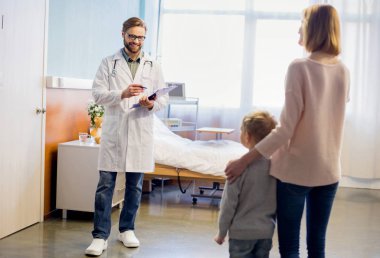 Anne ve oğlu doktor ziyaret  