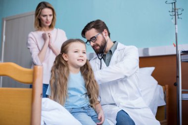 Anne ve kızı doktor ziyaret  