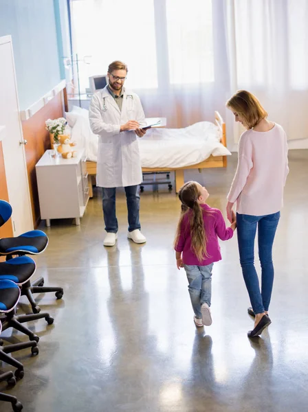 Anne ve kızı doktor ziyaret 