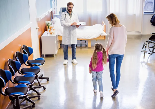 Anne ve kızı doktor ziyaret 