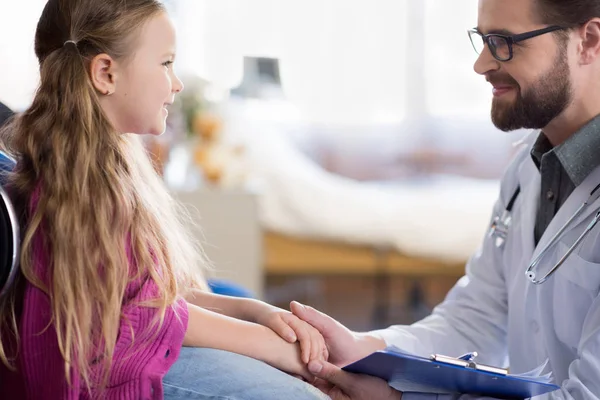 Medico e piccolo paziente — Foto Stock