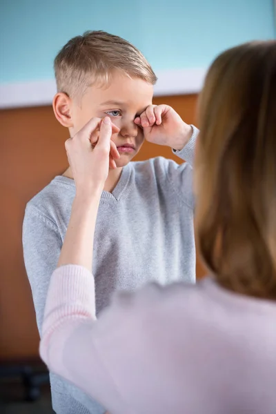 Madre limpiando lágrimas de hijo — Foto de Stock