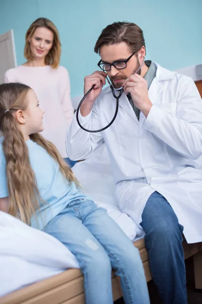 Anne ve kızı doktor ziyaret — Stok fotoğraf