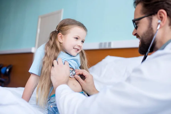 Medico e piccolo paziente — Foto Stock