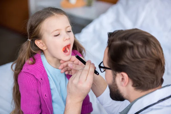 Medico e piccolo paziente — Foto Stock