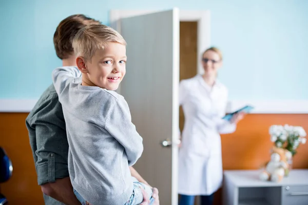 Padre e hijo en el hospital — Foto de Stock