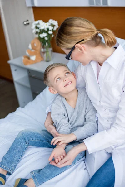 Medico e piccolo paziente — Foto Stock