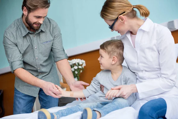 Vader en zoon in ziekenhuis — Stockfoto