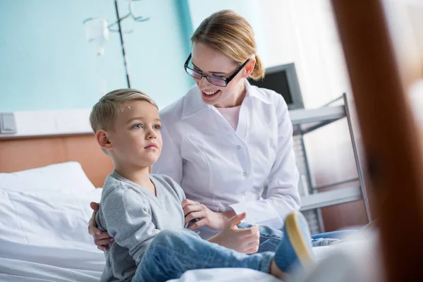 Doctor and little patient — Stock Photo, Image