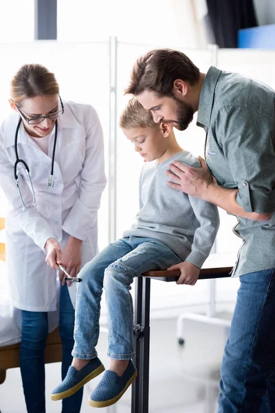 Küçük çocuk teftiş doktor — Stok fotoğraf