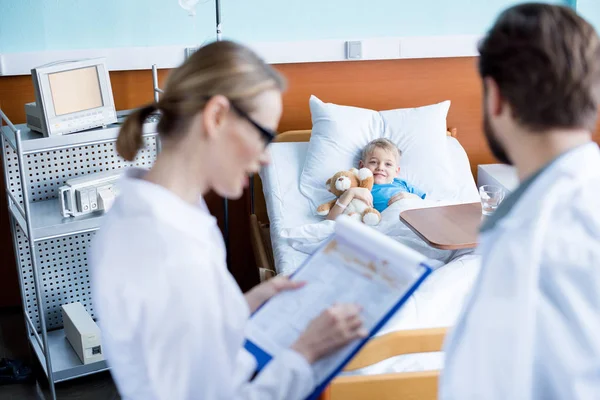 Homem conversando com médico — Fotografia de Stock