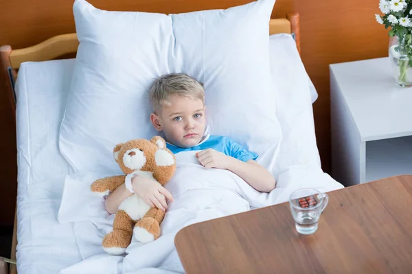 Niño pequeño en el hospital — Foto de Stock