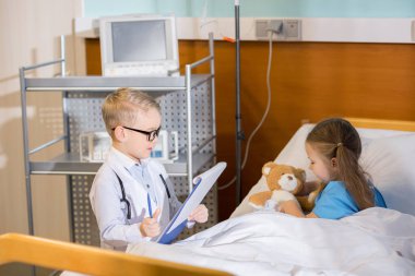 Küçük çocuk doktor gibi davranmaya