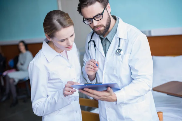 Male and female doctors — Stock Photo, Image
