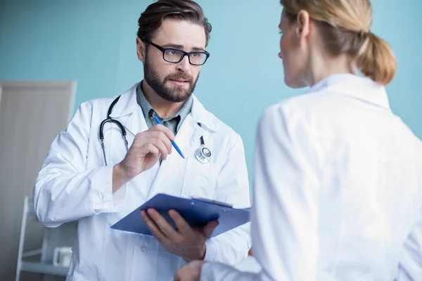 Two doctors chatting — Stock Photo, Image