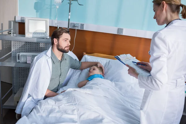 Pai e filho no hospital — Fotografia de Stock