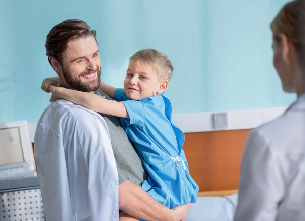 Father and son visiting doctor — Stock Photo, Image