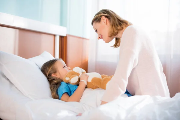 Woman with daughter in hospital — Stock Photo, Image
