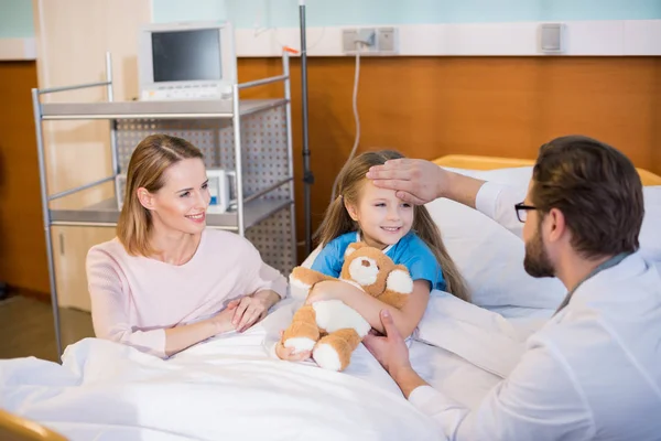 Mulher com filha no hospital — Fotografia de Stock