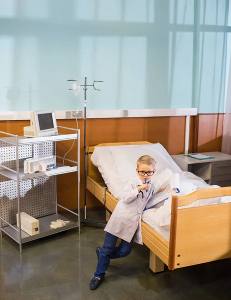 Un niño fingiendo ser médico — Foto de stock gratuita