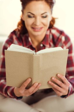 Kadın kitap okuyor. 
