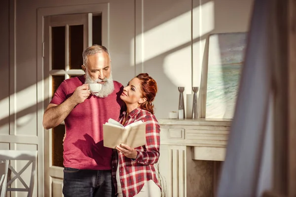 Mature couple reading book — Stock Photo, Image