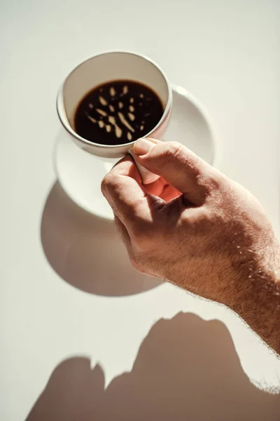 Homme tenant tasse de café — Photo