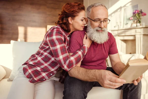 Reifes Paar entspannt sich — Stockfoto