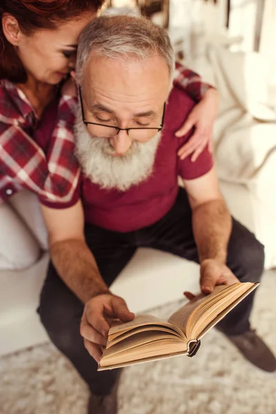 Mature couple relaxing — Stock Photo, Image