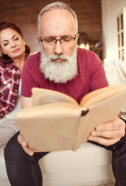 Casal maduro relaxante — Fotografia de Stock