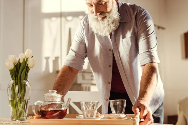 Mann hält Tablett mit Tee — Stockfoto