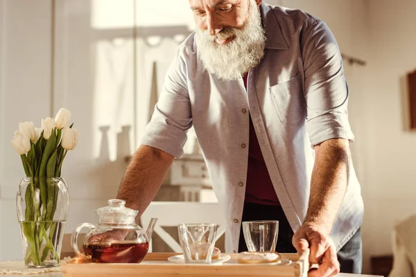 Man holding tray with tea — Stock Photo, Image