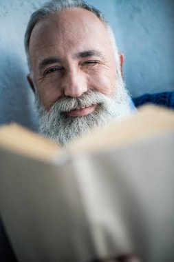 Adam kitap okuyor.
