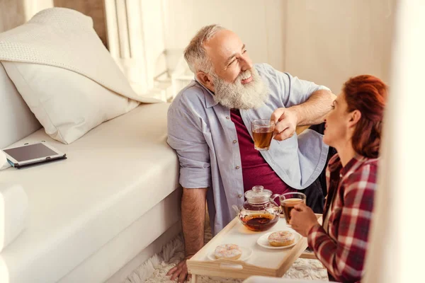 Pareja madura bebiendo té — Foto de Stock